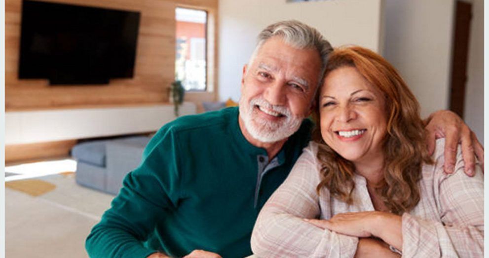 pareja feliz de mediana edad