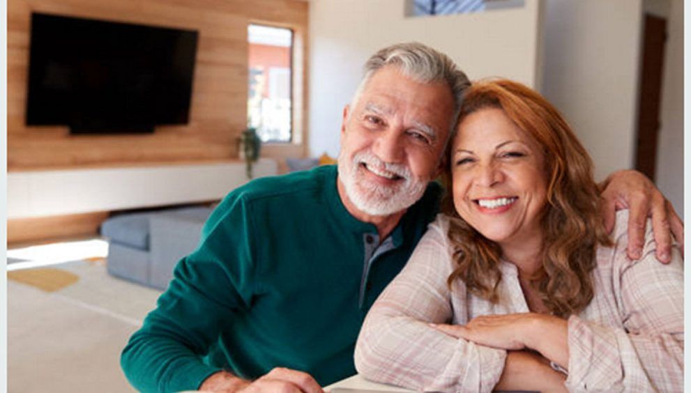 pareja feliz de mediana edad
