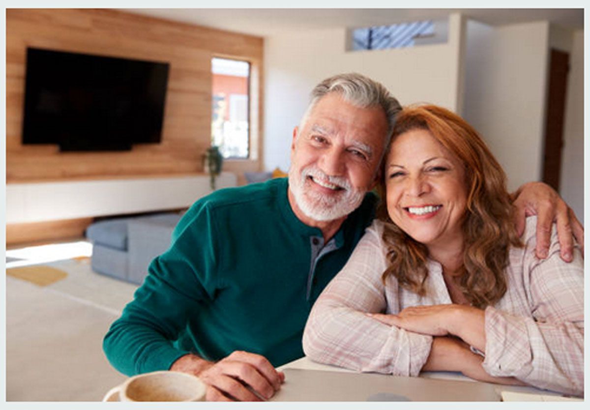 pareja feliz de mediana edad