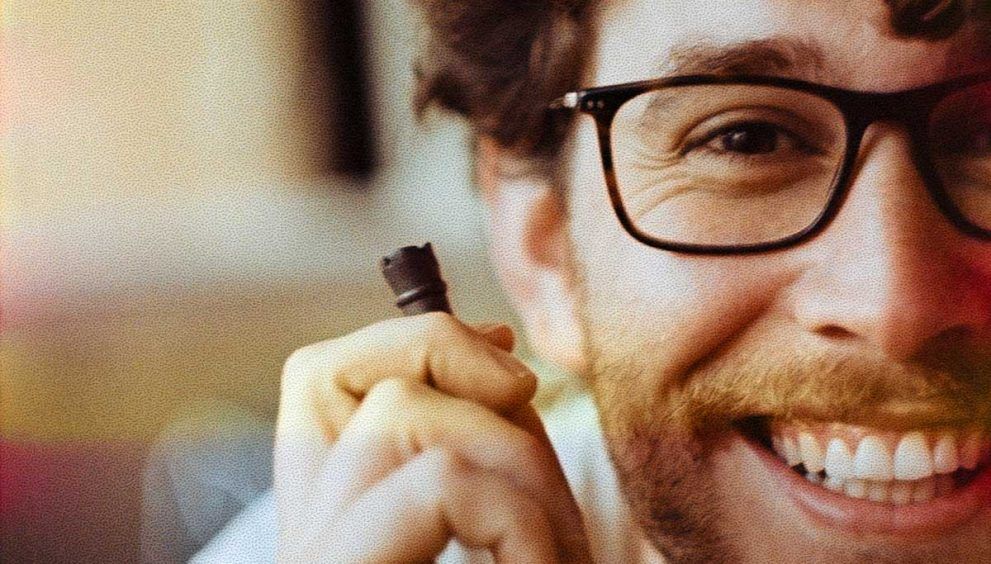 chico sonriente con una pieza de ajedrez en la mano