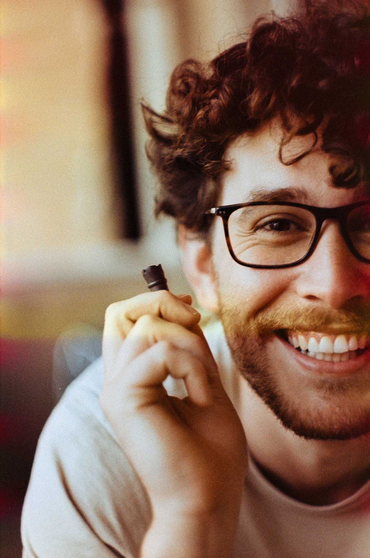 chico sonriente con una pieza de ajedrez en la mano