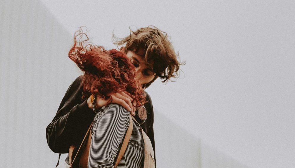 chico y chica dándose un beso
