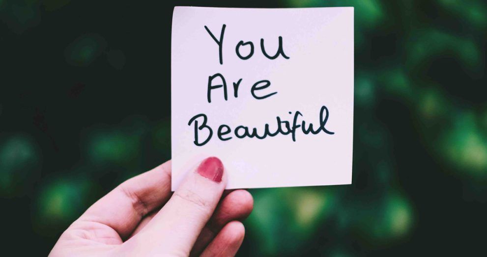 mano sujeta carte you are beautiful