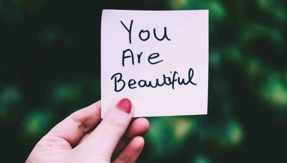 mano sujeta carte you are beautiful