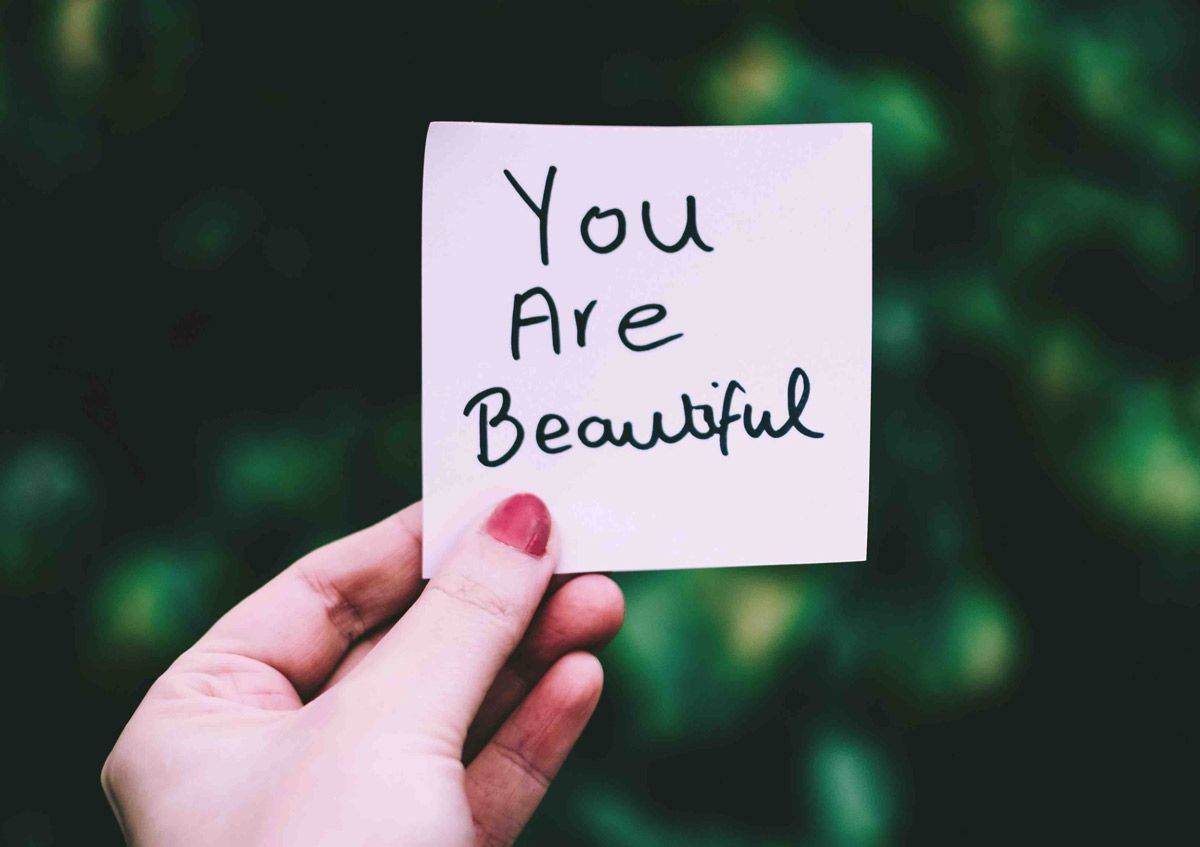 mano sujeta carte you are beautiful