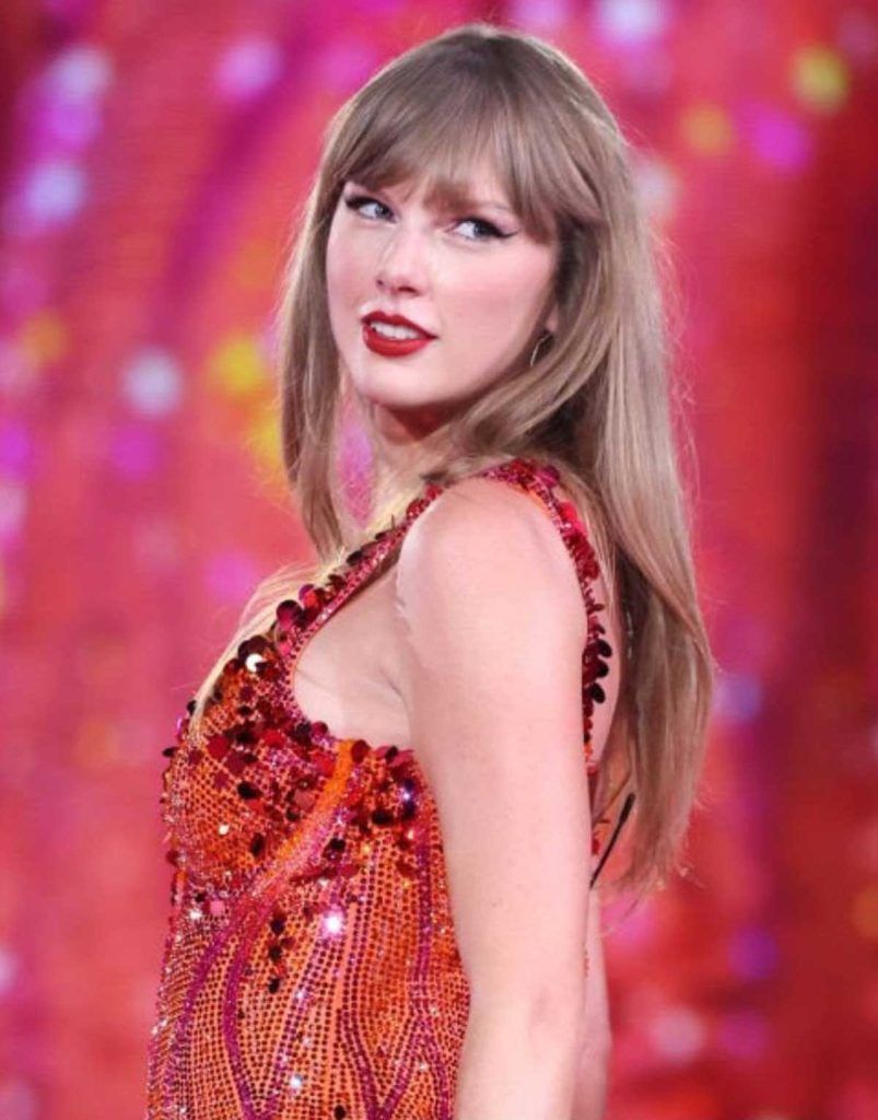taylor swift, top rojo, de perfil