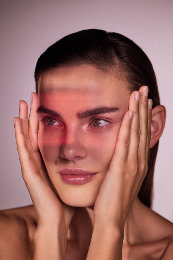 rostro muer entre sus manos