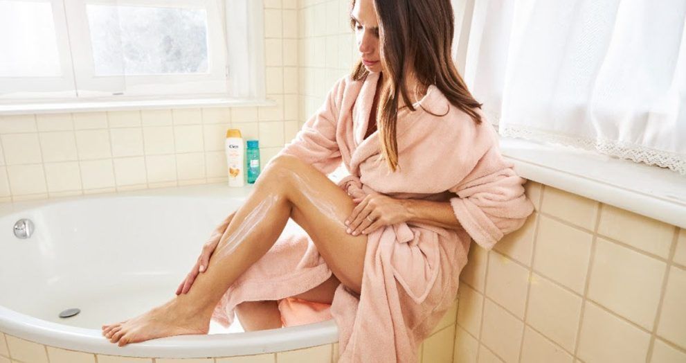 Elena Furiase albornoz rosa crema pierna