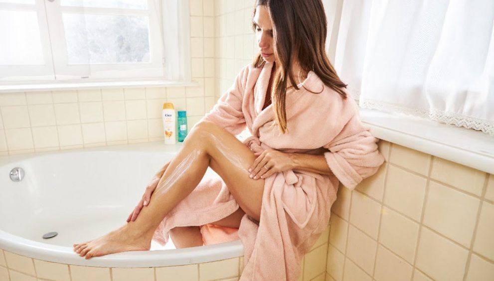 Elena Furiase albornoz rosa crema pierna