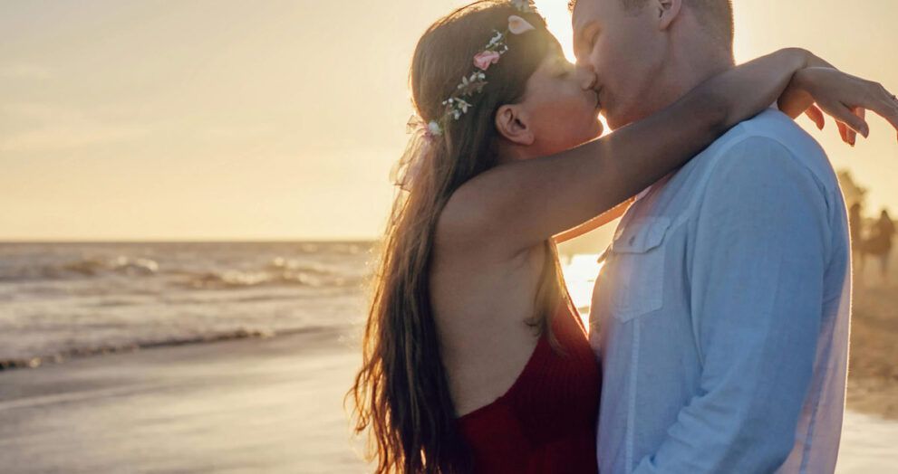 pareja besándose en la playa