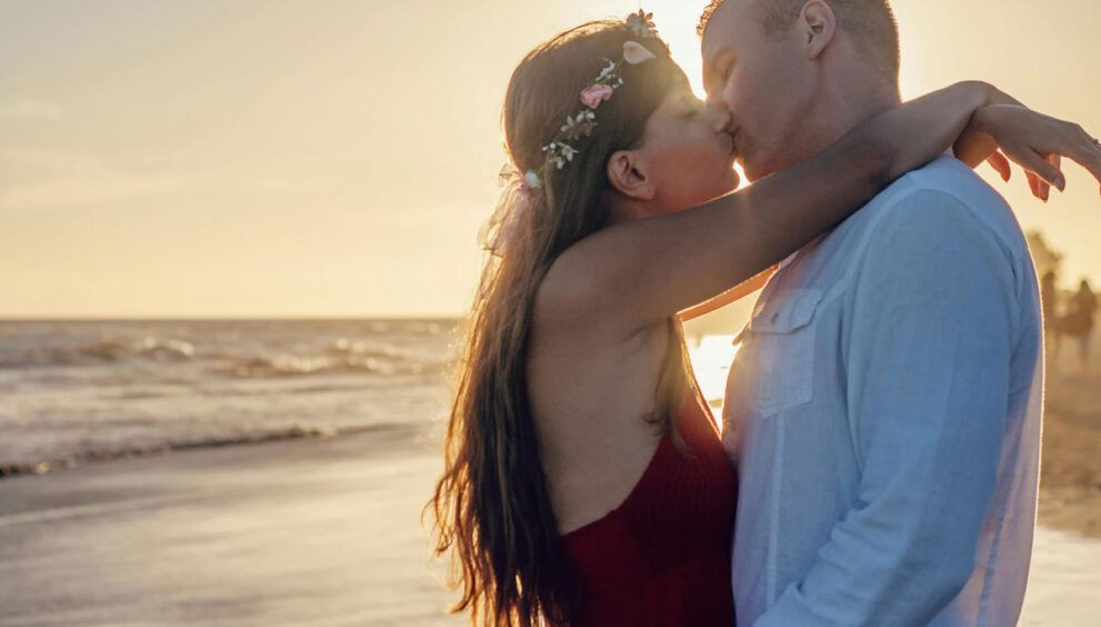 pareja besándose en la playa