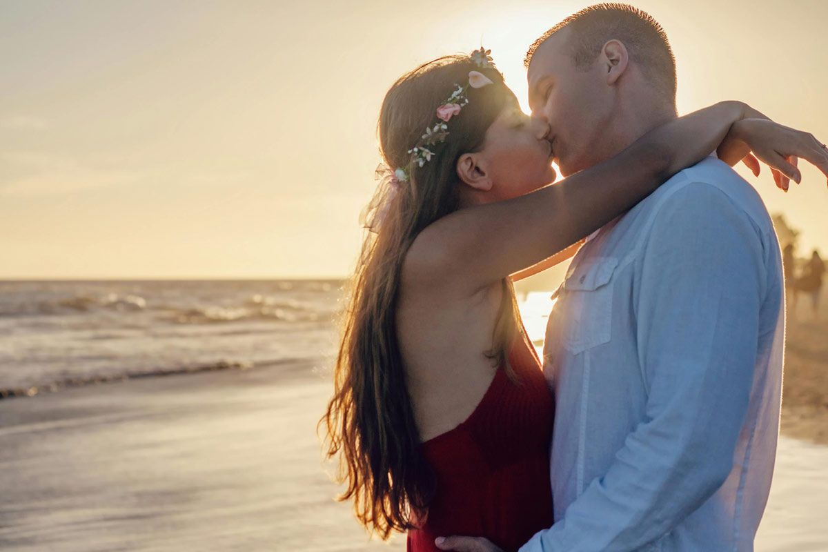 pareja besándose en la playa