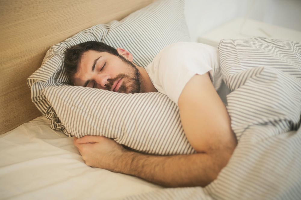 Hombre durmiendo sin estres, cansancio ni insomnio