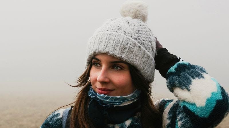 chica con gorro y bufanda para cuidar la piel en invierno