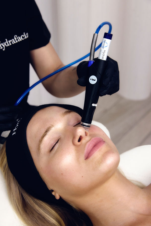 Tratamiento hydrafacial con péptidos