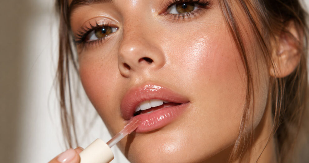 chica aplicando gloss en los labios
